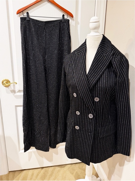 St. John Pants - NWT St John Black Pinstripe Double-Breasted Blazer & Pants Set.